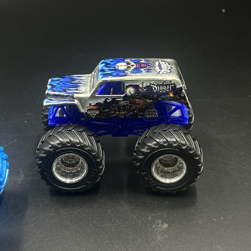 Hot Wheels Monster Jam Grave Digger Truck Lot of 4 1:64 Scale‎ Bad Bone - Picture 5 of 8